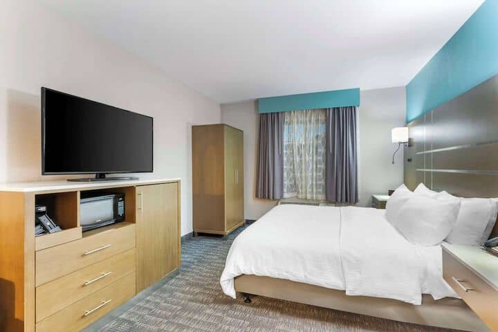 Room 17 of 37